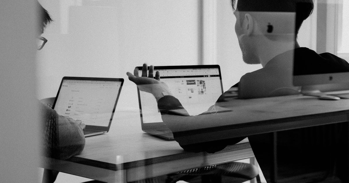 Interface d'un assistant IA affichée sur un écran avec visualisation de données et code en arrière-plan