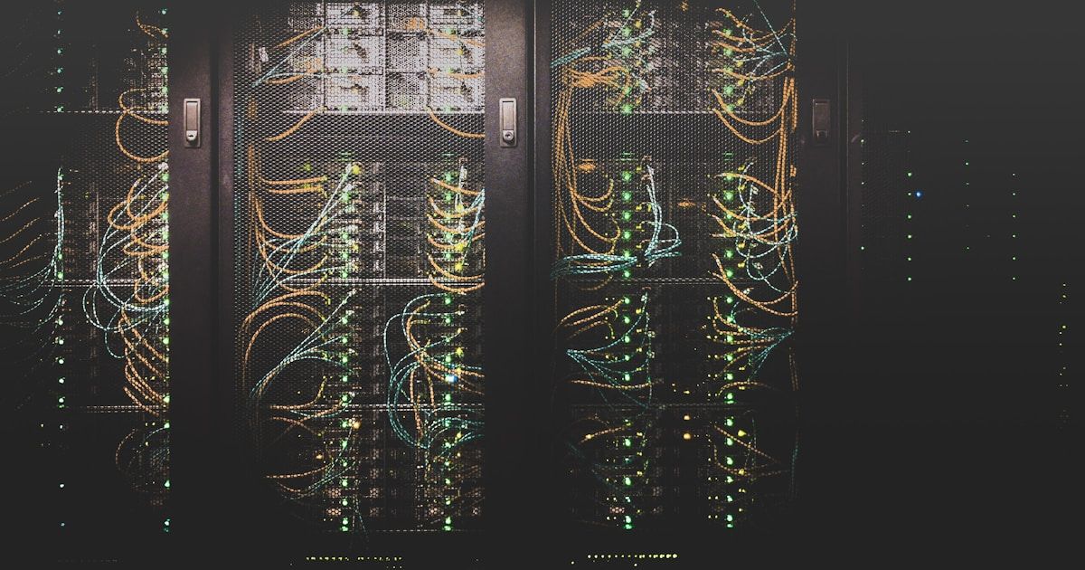 Architecture de nœuds et connexions représentant un système de contenu découplé et distribué