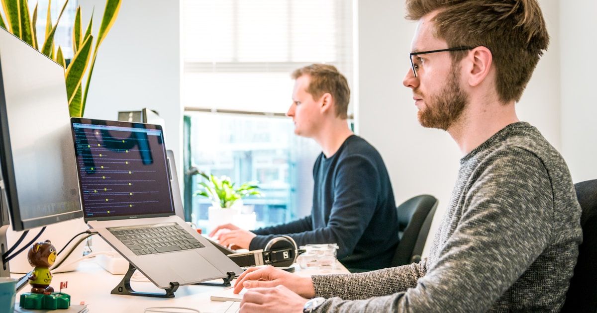 Architecture de développement moderne montrant code, automatisation et pipeline de déploiement
