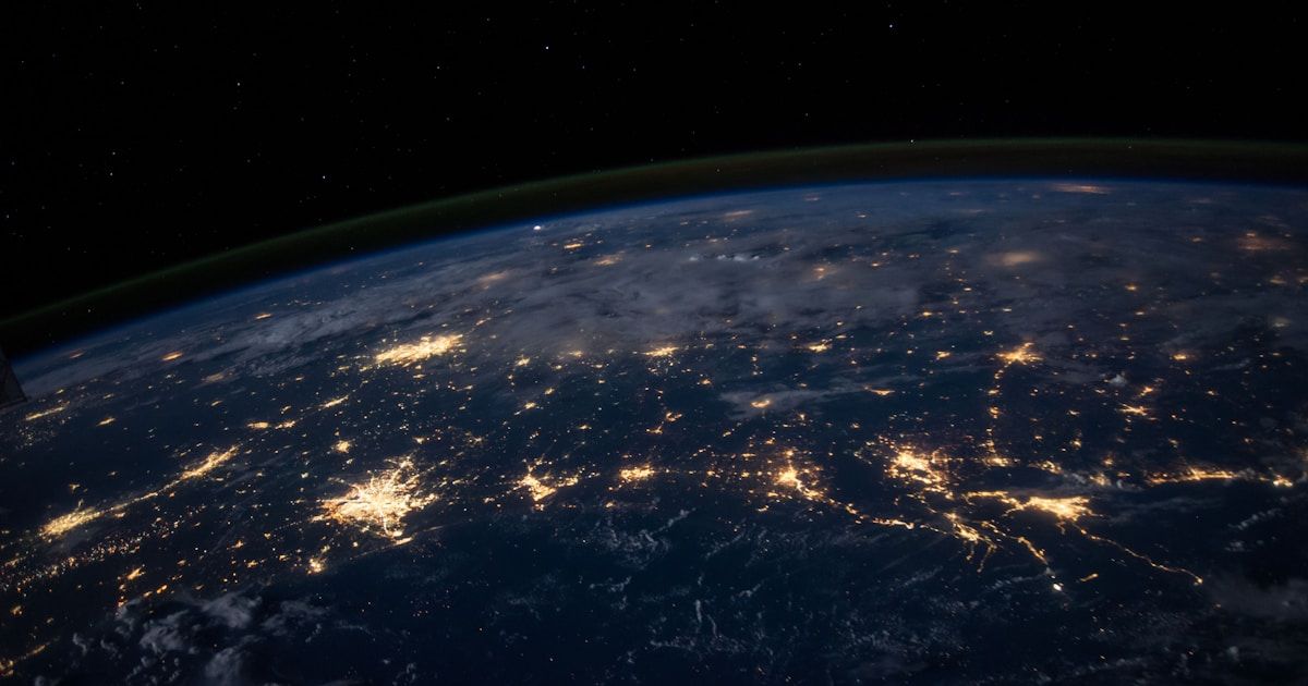 Vue satellite de la Terre avec réseaux lumineux symbolisant l'infrastructure numérique mondiale