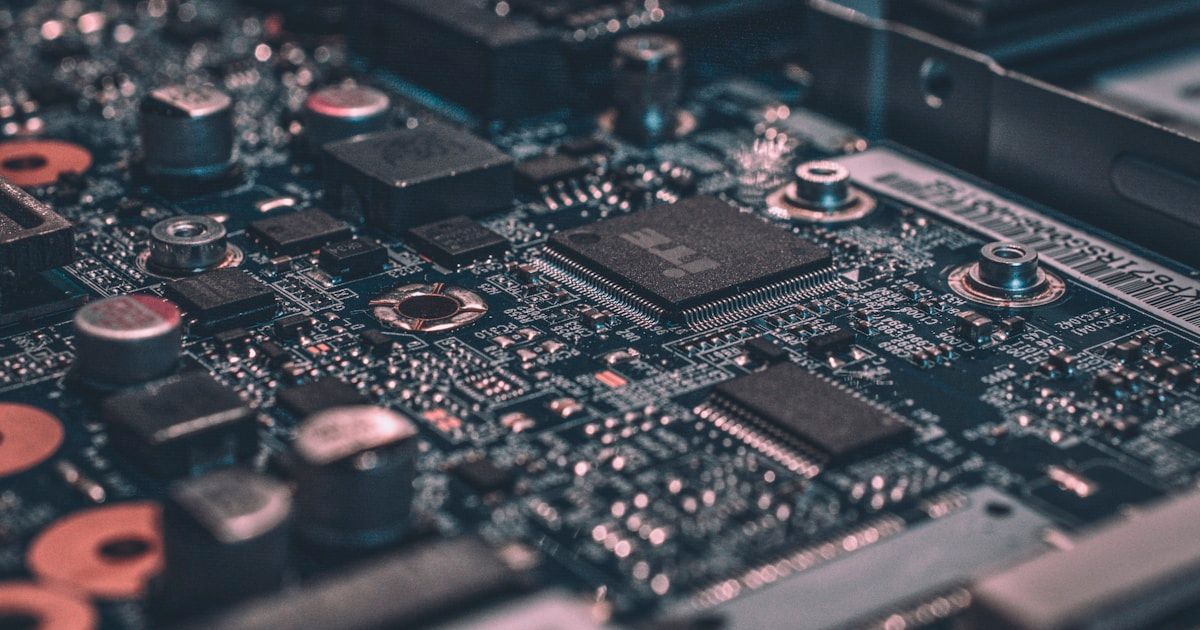 Circuits et infrastructure serveur représentant une stack IA privée hébergée en local